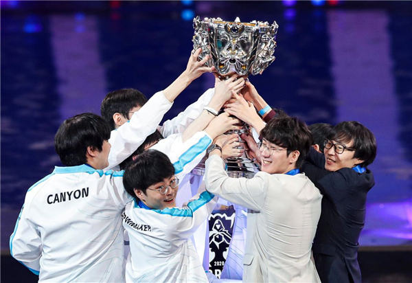 你不知道吗？外国媒体报道说 369 很可能会加入 Anyone's Legend ，因为与Aixiao关系密切。Aixiao回复：666