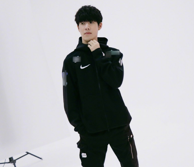 JDG Club 发送新年祝福：金蛇带来祝福，家庭和谐，繁荣富强，财富滚滚而来！